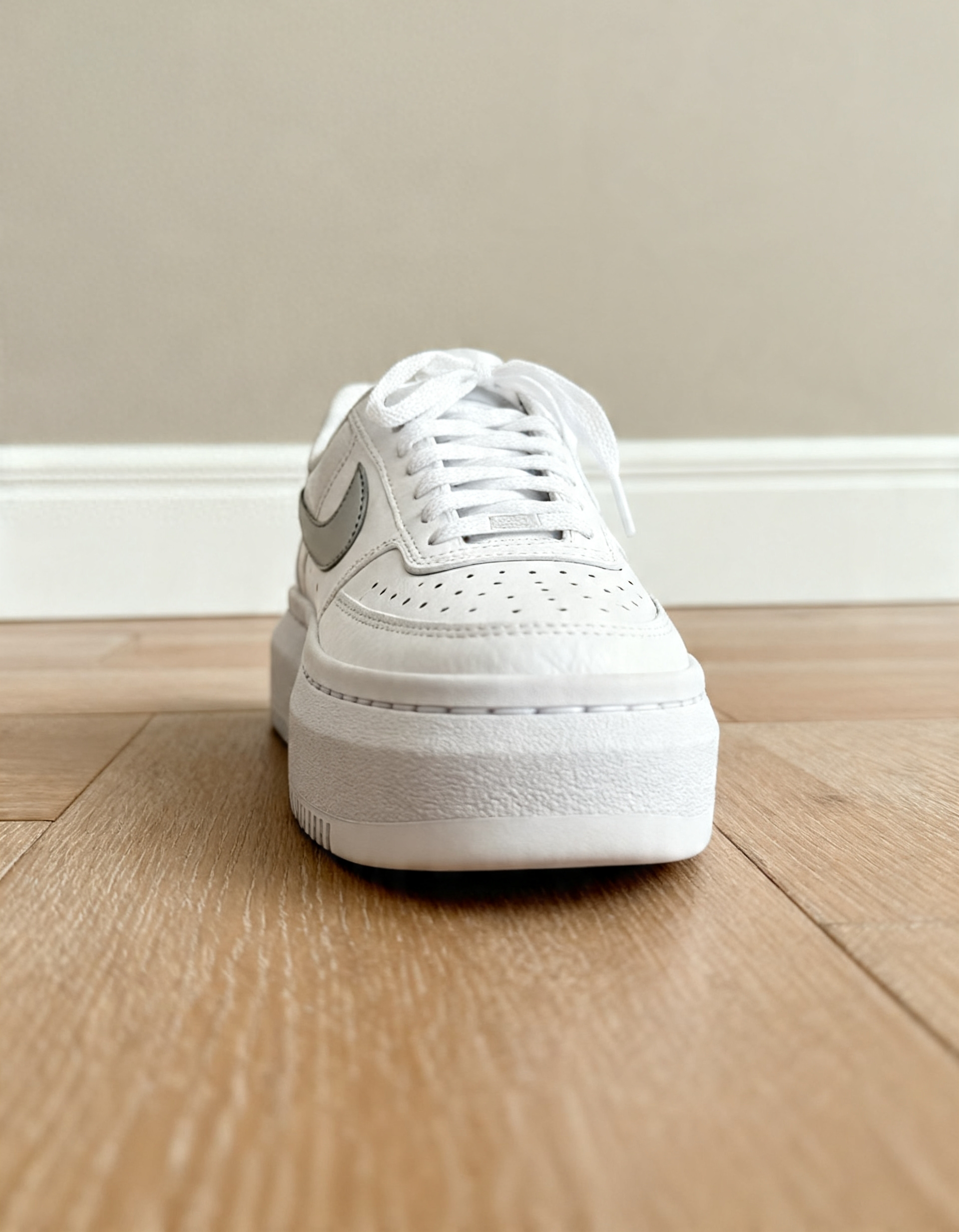 Court Vision Alta sneakers in a white and Grey color